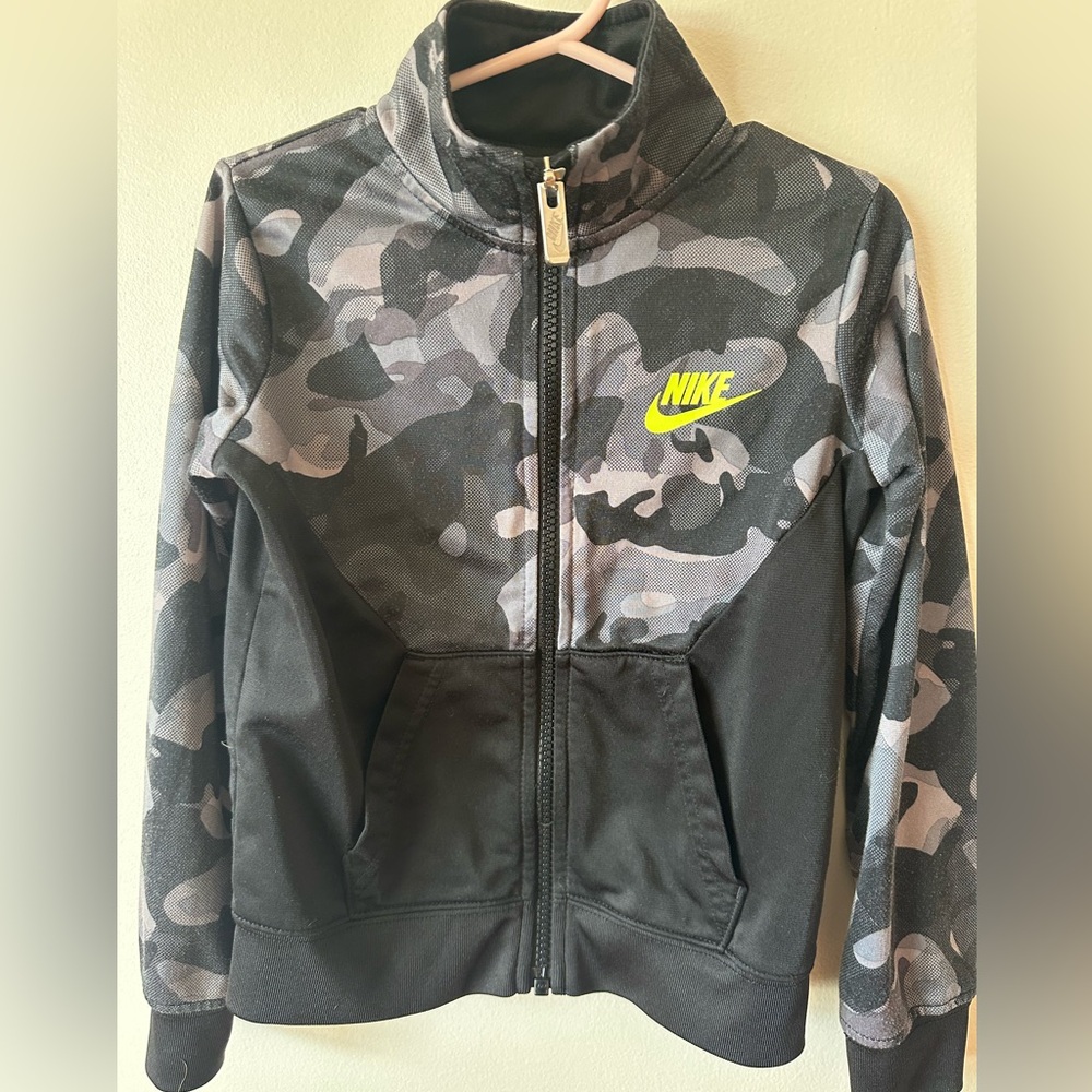 Nike Kids 4 Camo Jacket Black and Gray with Yellow Logo activewear Spring
